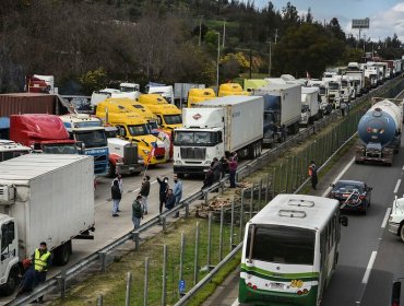 Camioneros afirman que paralización se mantiene de "carácter indefinido" hasta que les entreguen "soluciones definitivas"