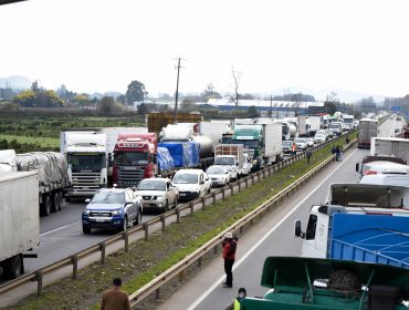 Camioneros hacen presión para que otros transportistas se sumen a la movilización