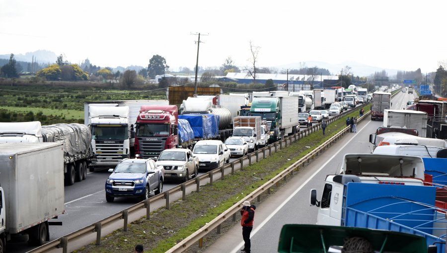 Camioneros hacen presión para que otros transportistas se sumen a la movilización