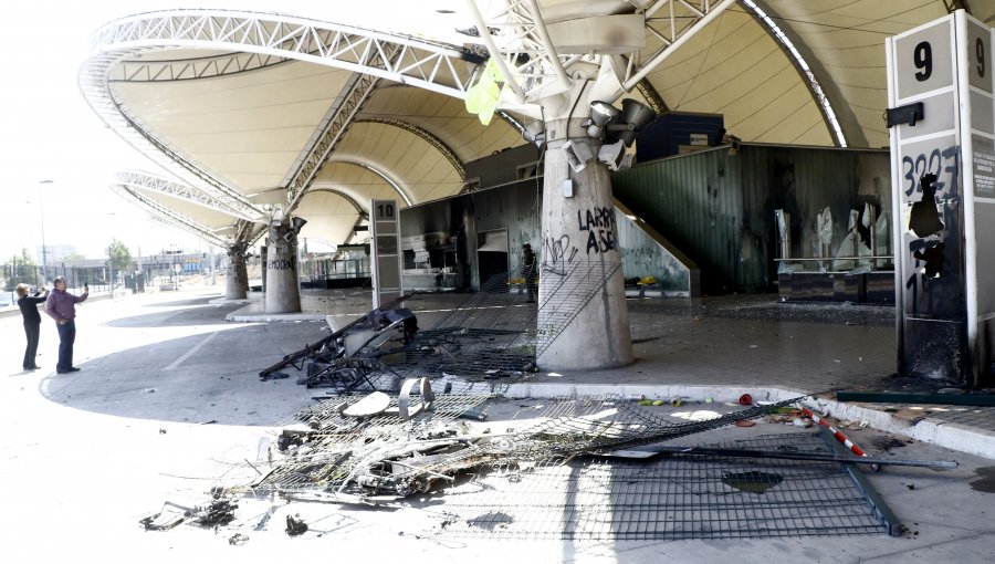 Con libertad vigilada quedaron dos primos acusados de destruir estación de Metro durante el estallido social en Maipú