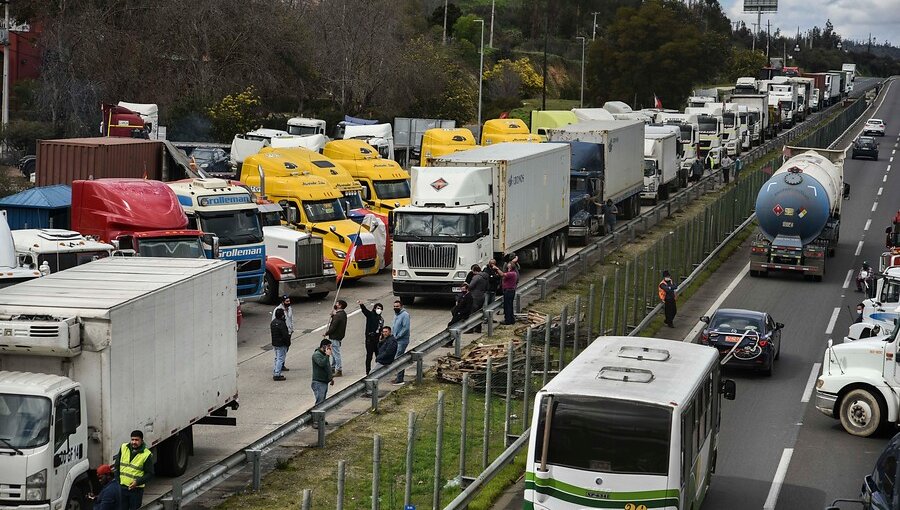 Camioneros afirman que paralización se mantiene de "carácter indefinido" hasta que les entreguen "soluciones definitivas"