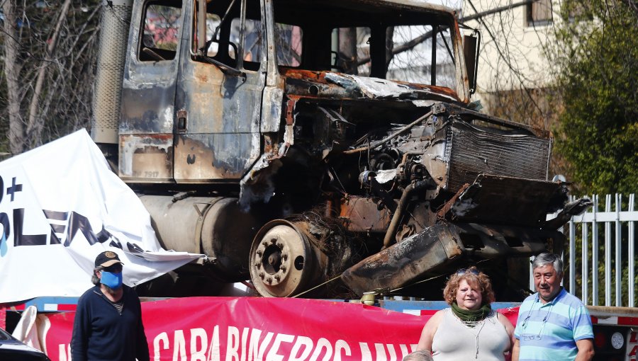 Camioneros protestaron con vehículos quemados frente al Congreso en Valparaíso