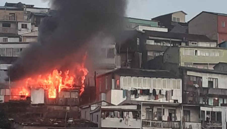 Confirman hallazgo de cadáver tras incendio en el cerro Toro de Valparaíso: mujer tenía 99 años