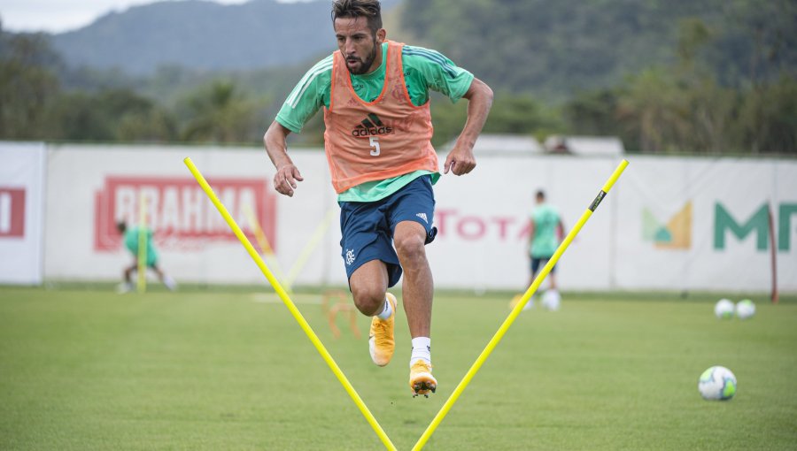 Mauricio Isla podría debutar este domingo en Flamengo tras recibir permiso de trabajo