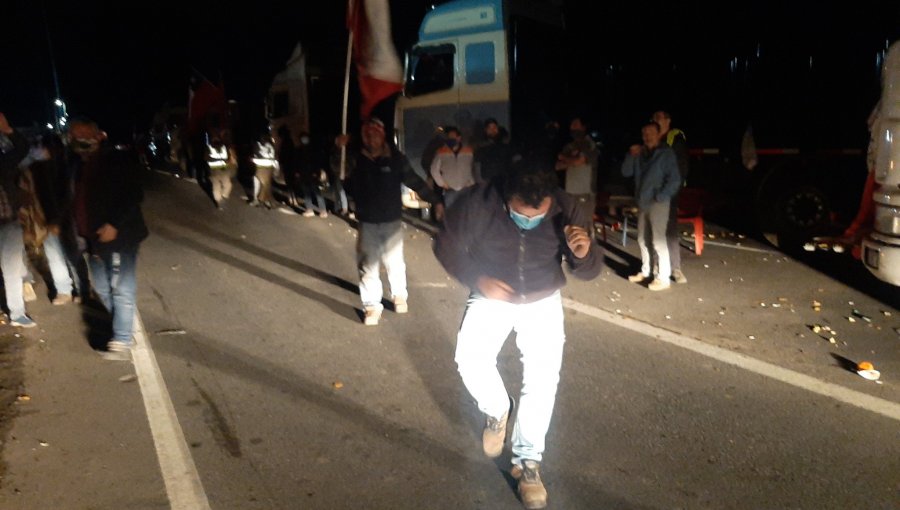 Camioneros revivieron polémico «El que baila pasa» en la ruta 5 Sur y en pleno toque de queda