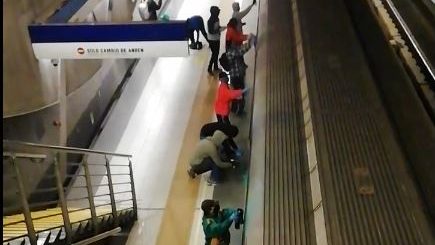 Una decena de encapuchados fueron captados rayando vagón de estación Los Presidentes