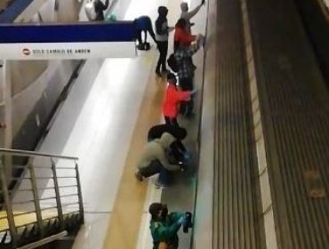 Una decena de encapuchados fueron captados rayando vagón de estación Los Presidentes