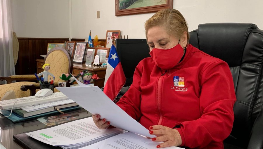 Alcaldesa de La Calera Trinidad Rojo da vuelta al concejo municipal y logra aprobación de 5.000 "gift card" para familias vulnerables