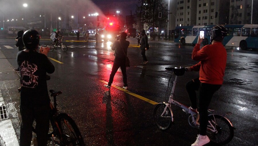 Al menos cinco detenidos por desórdenes deja masiva manifestación en plaza Italia