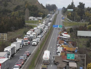 Camioneros siguen con bloqueo parcial de rutas en nueva jornada de paro