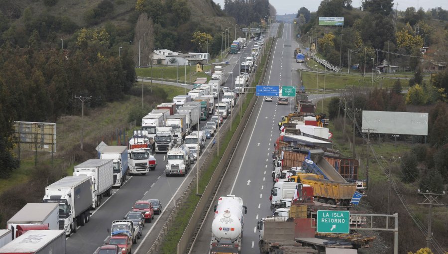 Camioneros siguen con bloqueo parcial de rutas en nueva jornada de paro