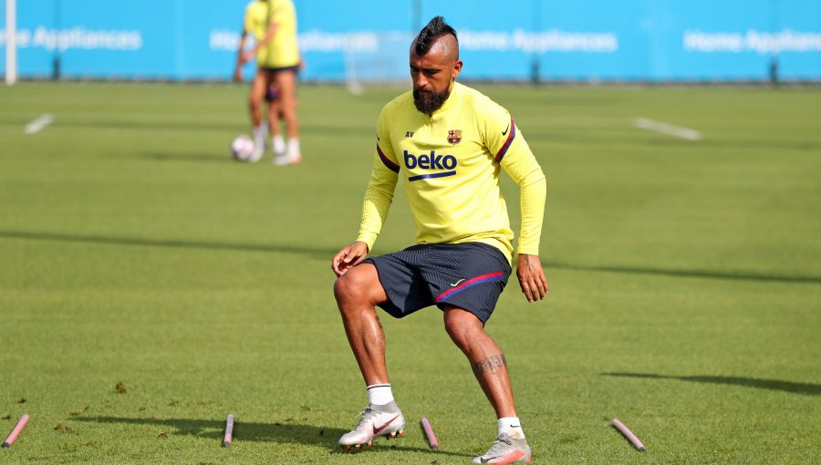 Arturo Vidal participó en primera práctica del Barcelona al mando de Koeman