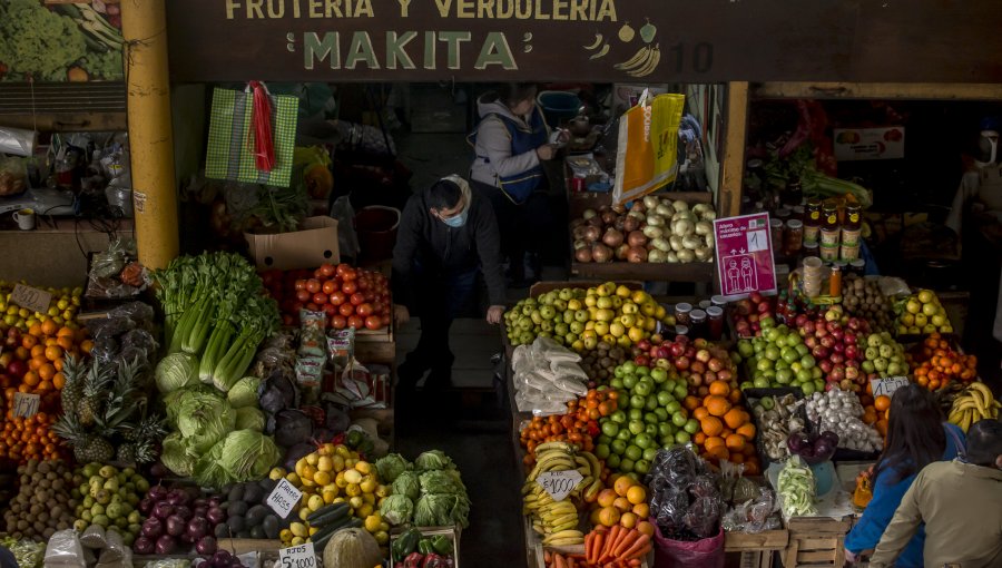 Feriantes de Osorno alertan alza de precios y escasez de stock por paro de camioneros