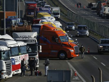 Gobierno asegura haber hecho "su parte": ahora pide que camioneros depongan el paro