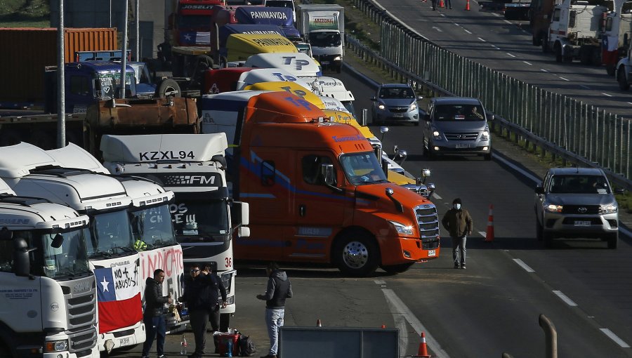 Gobierno asegura haber hecho "su parte": ahora pide que camioneros depongan el paro