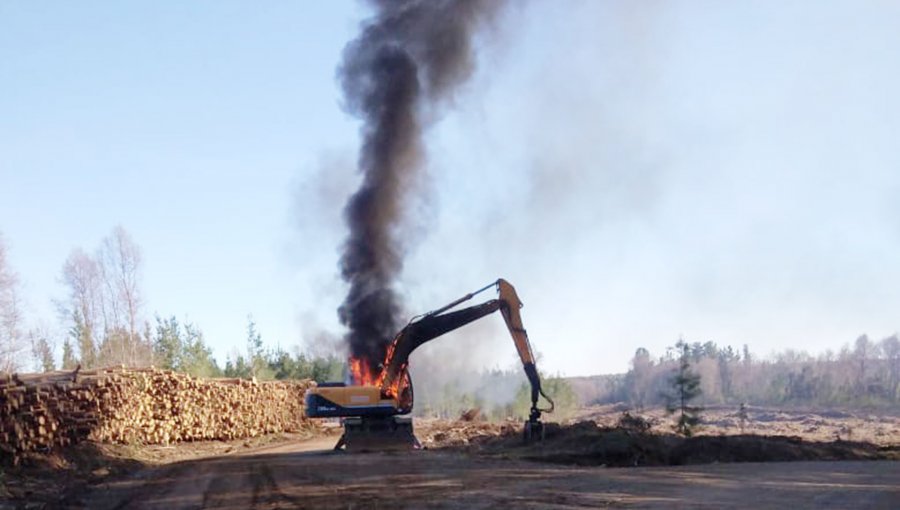 Atentado incendiario en Mulchén deja seis máquinas forestales y tres camionetas quemadas