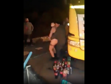 Indignación causa video que muestra a camioneros en fiesta con mujeres semidesnudas y en plena carretera durante el paro