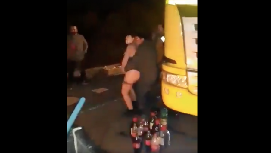 Indignación causa video que muestra a camioneros en fiesta con mujeres semidesnudas y en plena carretera durante el paro