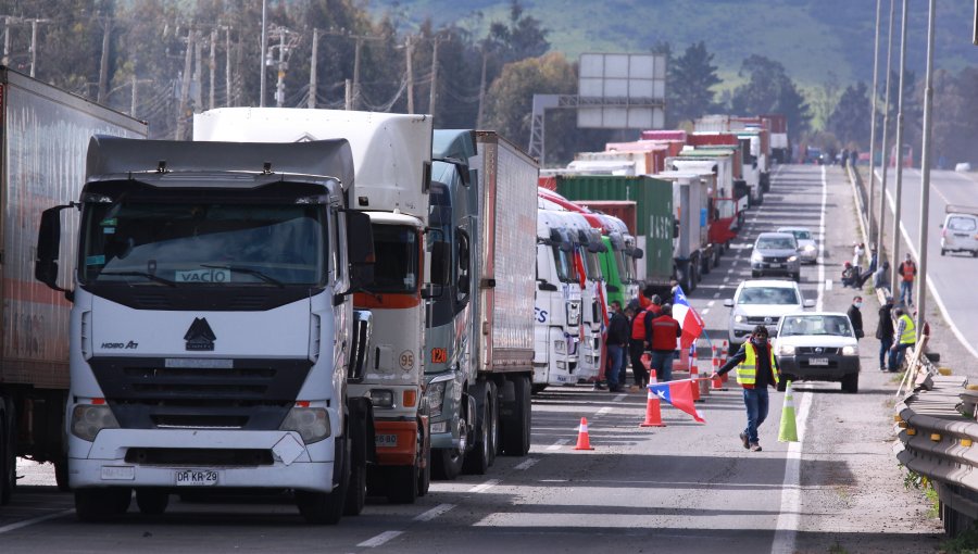 Camionero muere atropellado por máquina que cruzaba el bloqueo dispuesto por sus pares en Curicó