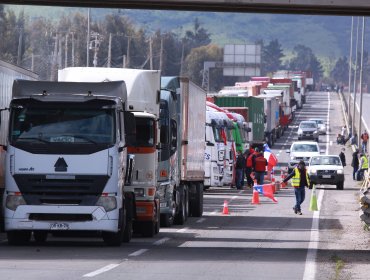 Camionero muere atropellado por máquina que cruzaba el bloqueo dispuesto por sus pares en Curicó