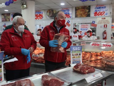 Ministro de Agricultura reconoce problemas con el abastecimiento de carnes y productos lácteos en el sur