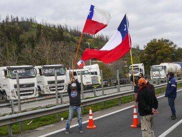 Camioneros lograron acuerdo con el Gobierno y depusieron el paro nacional: retiro de máquinas será paulatino