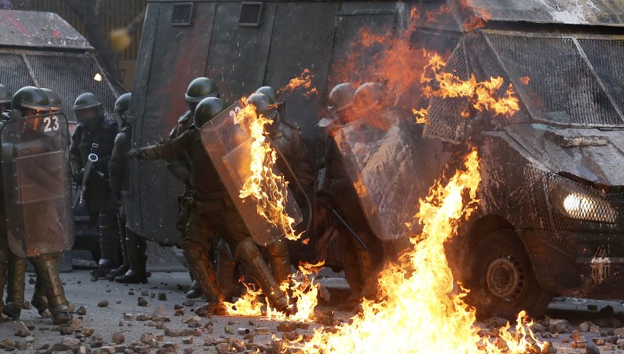 Cinco años de cárcel para sujeto que lanzó molotov a carabineros durante el estallido social