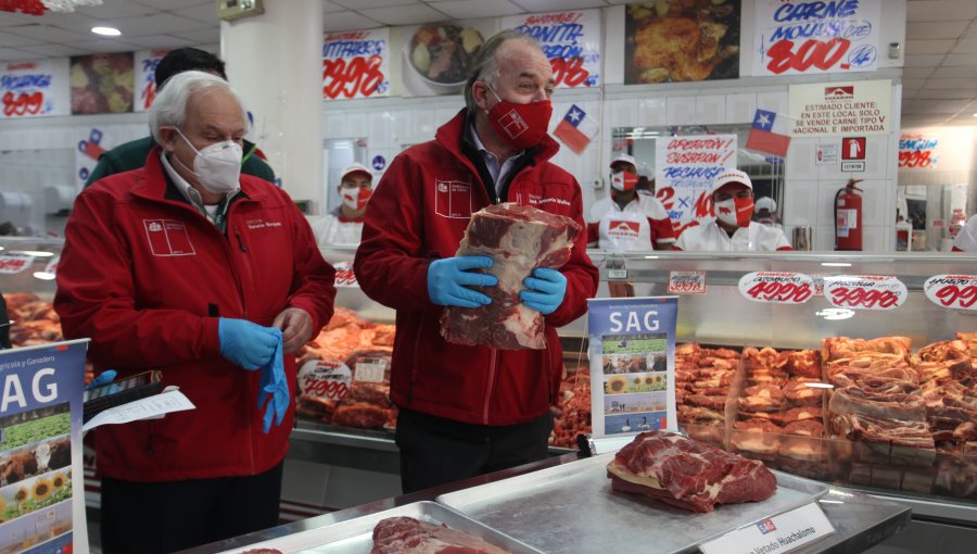 Ministro de Agricultura reconoce problemas con el abastecimiento de carnes y productos lácteos en el sur