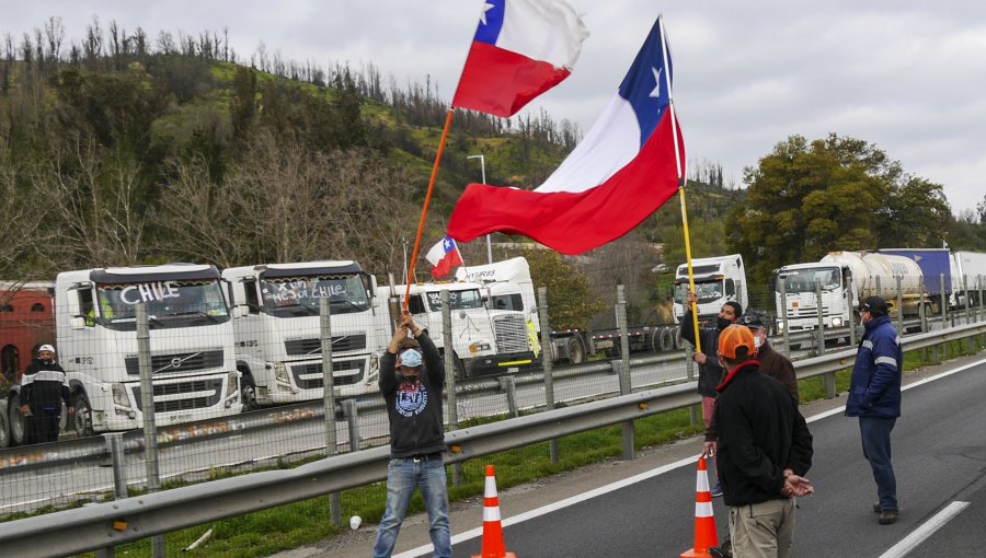 Camioneros lograron acuerdo con el Gobierno y depusieron el paro nacional: retiro de máquinas será paulatino