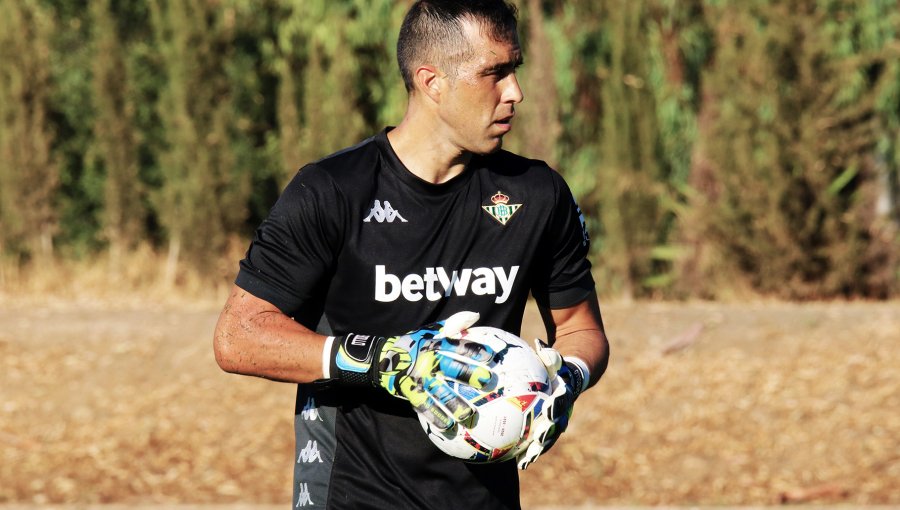 Claudio Bravo debutó con la camiseta del Real Betis en amistoso frente al Almería