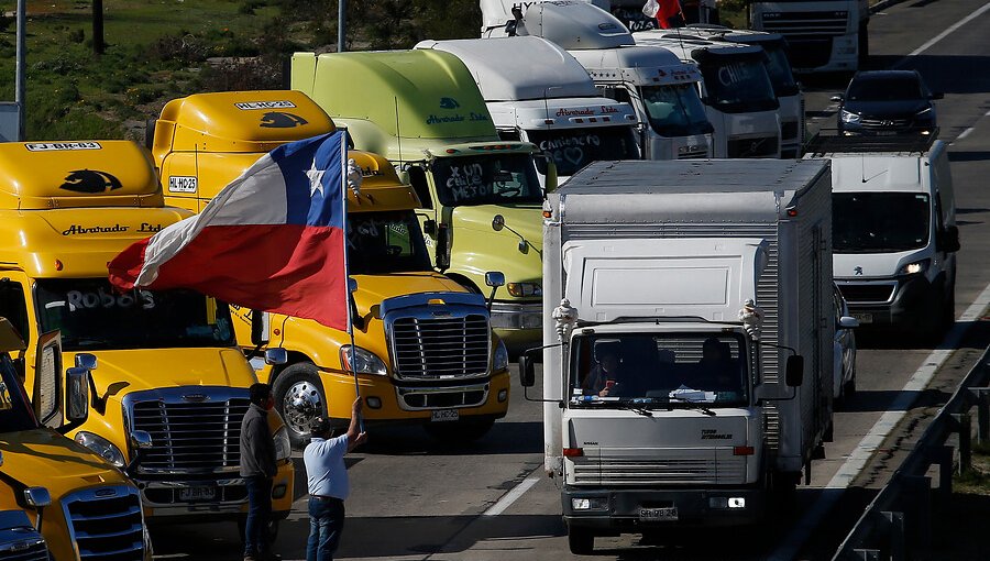 Reparación a víctimas de violencia y reducción de peajes: Los puntos del acuerdo entre Gobierno y los camioneros