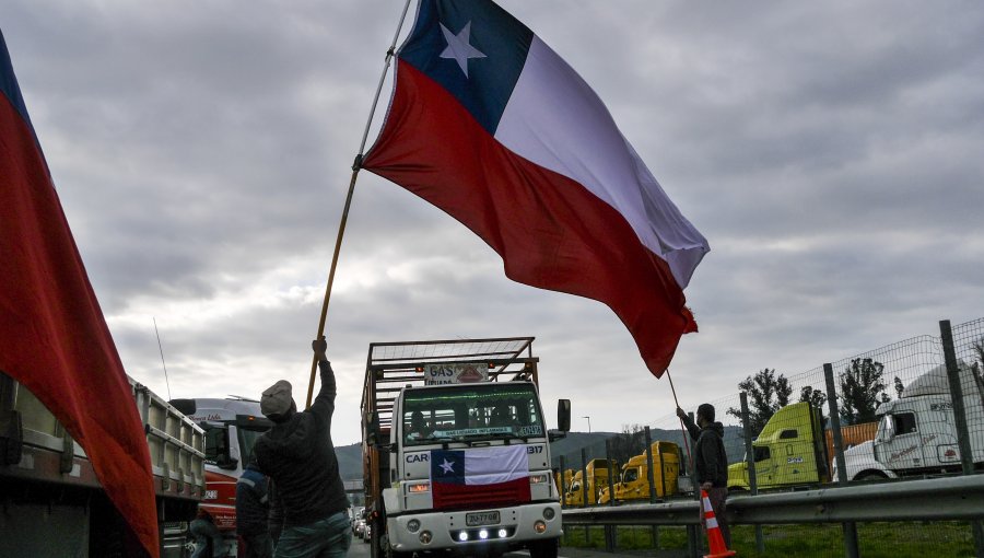 Camioneros de la región de Valparaíso depusieron el paro: máquinas fueron retiradas de la ruta 68