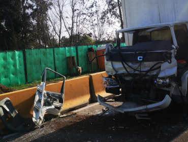 Colisión de alta energía entre dos camiones deja a una persona en estado de gravedad en Talagante