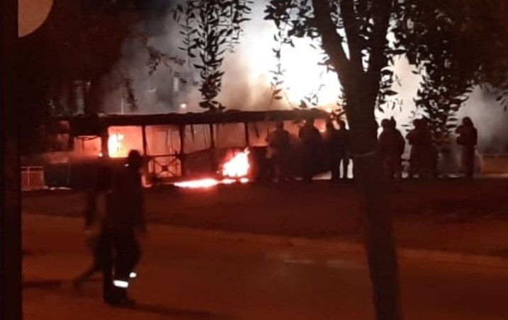 Bus del Transantiago resultó completamente quemado en Cerro Navia: chofer fue intimidado con armas blancas