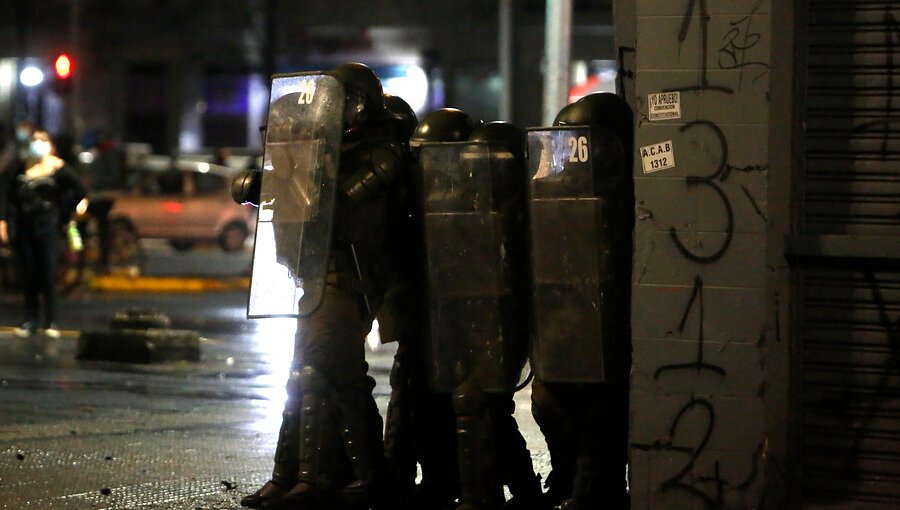 Manifestación en plaza Italia deja 28 detenidos por desórdenes públicos e infringir normas sanitarias