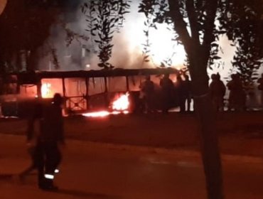 Bus del Transantiago resultó completamente quemado en Cerro Navia: chofer fue intimidado con armas blancas