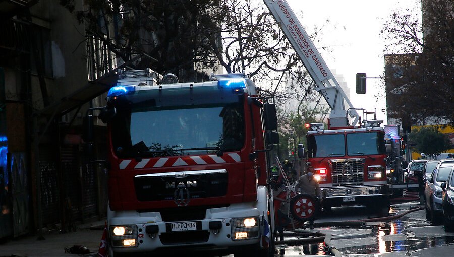 Adulta mayor falleció en incendio que afectó a edificio en el centro de Santiago