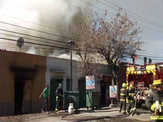 Incendio afectó a cuatro y viviendas y un local comercial en Los Andes