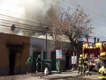 Incendio afectó a cuatro y viviendas y un local comercial en Los Andes