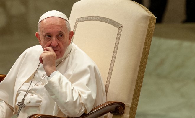 Papa Francisco dice que quien abusa de un niño "también daña a Cristo" e insta a denunciar todos los casos