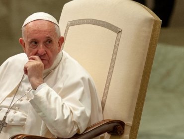 Papa Francisco dice que quien abusa de un niño "también daña a Cristo" e insta a denunciar todos los casos