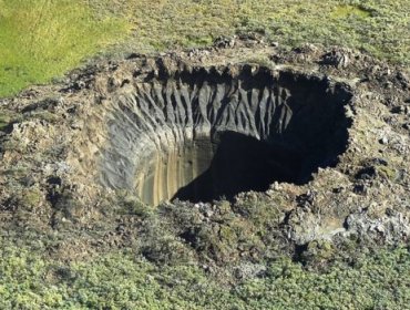 El gigantesco cráter de 50 metros de profundidad que apareció en Siberia y causa asombro entre los científicos