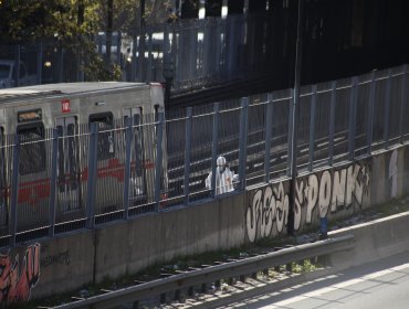 Metro de Santiago suspende servicio en estación Santa Ana por persona en las vías