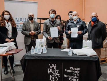 Salud Municipal de Valparaíso recibe donación de mascarillas, botellas de alcohol gel y bidones de alcohol de aseo