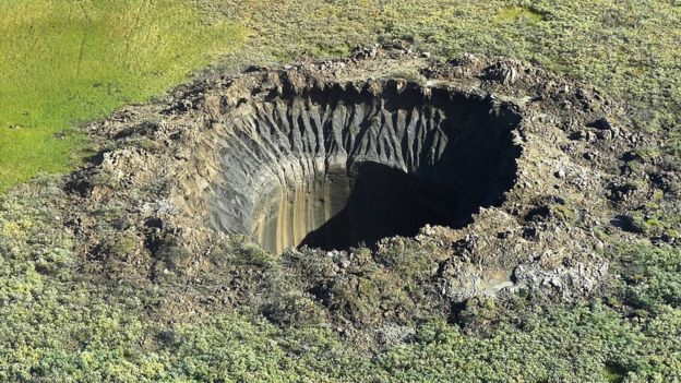 El gigantesco cráter de 50 metros de profundidad que apareció en Siberia y causa asombro entre los científicos