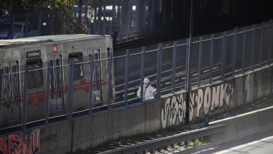 Metro de Santiago suspende servicio en estación Santa Ana por persona en las vías