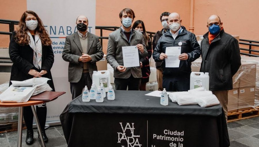 Salud Municipal de Valparaíso recibe donación de mascarillas, botellas de alcohol gel y bidones de alcohol de aseo