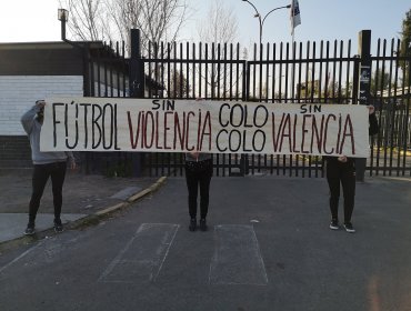 Hinchas pidieron en el Monumental la salida de Leonardo Valencia de Colo-Colo