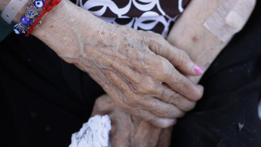 Detienen a hombre que mantenía a adulta mayor de 81 años encerrada en una pieza en El Quisco