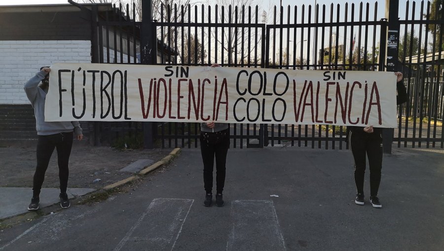 Hinchas pidieron en el Monumental la salida de Leonardo Valencia de Colo-Colo